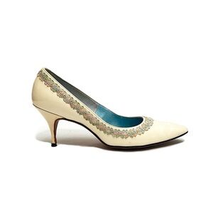 Vintage 1950s ivory patent leather lace trimmed pointed toe heels